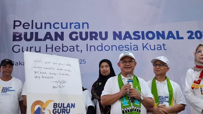 Mendikdasmen saat acara peluncuran Bulan Guru Nasional 2025 Mendikdasmen saat acara peluncuran Bulan Guru Nasional 2025