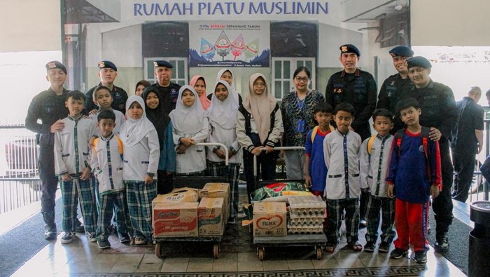 Menjelang HUT ke-80, Satuan Brimob Polda Metro Jaya memberikan bantuan ke panti asuhan di Senen, Jakarta Pusat. (dok. ist)