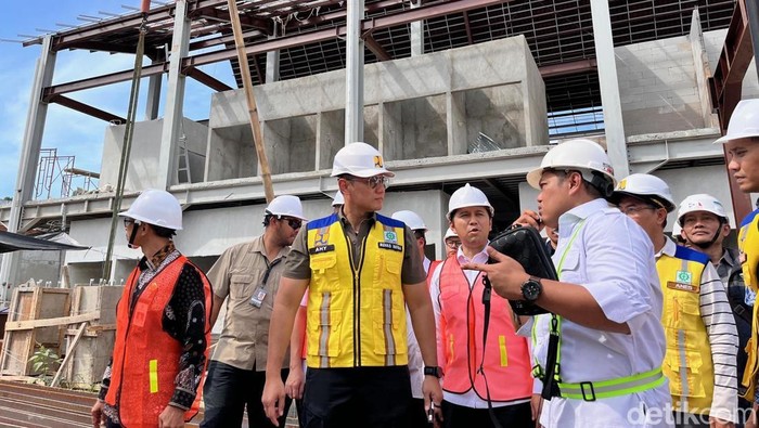 Menko Infra RI Agus Harimurti Yudhoyono (AHY) meninjau langsung perkembangan pembangunan pasar Banyuwangi baru Menko Infra RI Agus Harimurti Yudhoyono (AHY) meninjau langsung perkembangan pembangunan pasar Banyuwangi baru
