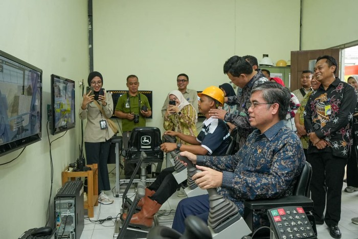 Menteri Ketenagakerjaan (Menaker) Yassierli mendorong para peserta pelatihan untuk memanfaatkan kesempatan pelatihan sebaik-baiknya. Menteri Ketenagakerjaan (Menaker) Yassierli mendorong para peserta pelatihan untuk memanfaatkan kesempatan pelatihan sebaik-baiknya.