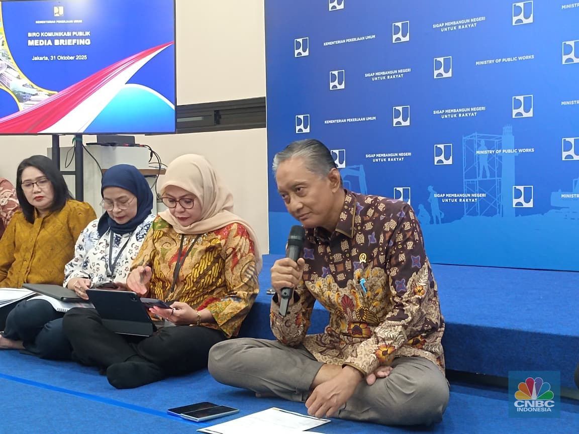 Menteri Pekerjaan Umum (PU) Dody Hanggodo dalam acara Media Briefing di kantornya, Jakarta, Jumat (31/10/2025). Menteri Pekerjaan Umum (PU) Dody Hanggodo dalam acara Media Briefing di kantornya, Jakarta, Jumat (31/10/2025). (CNBC Indonesia/Martyasari Rizky)