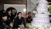 Untuk kue ulang tahunnya, Gen Halilintar tidak menyiapkan kue melainkan tabungan investasi yang dibuat secara simbolis seperti susunan kue. Foto: Instagram @genhalilintar