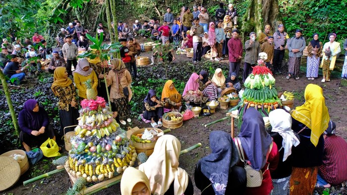 Sejumlah warga mengusung tenong berisi berbagai jenis makanan saat tradisi Merti Desa di kawasan Lembah  Sindoro-Sumbing Desa Kledung, Temanggung, Jawa Tengah, Jumat  (31/10/2025). Tradisi turun temurun rutin dilaksanakan masyarakat petani setempat dengan kirab, doa bersama, penanaman pohon dan kenduri sebagai ungkapan rasa syukur kepada Tuhan atas kemakmuran dan kesejahteraan sekaligus wujud pelestarian lingkungan hutan dan mata air. ANTARA FOTO/Anis Efizudin/foc.