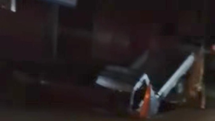 Mobil pikap nyungsep ke proyek galian di Bogor (dok.tangkapan layar video viral) Mobil pikap nyungsep ke proyek galian di Bogor (dok.tangkapan layar video viral)