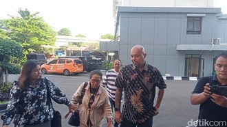 Keluarga Jenguk Onadio Leonardo di Polres Jakbar Keluarga Jenguk Onadio Leonardo di Polres Jakbar