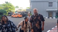 Ibunda dan kakak Onadio Leonardo memilih untuk gak bicara dulu saat akan memasuki Polres Jakarta Barat. Foto: Muhammad Ahsan Nurrijal/detikcom