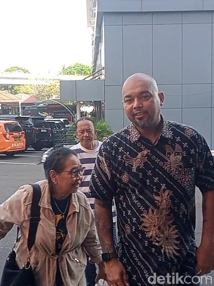 Keluarga jenguk Onadio Leonardo di Polres Jakarta Barat, Jumat (31/10/2025).