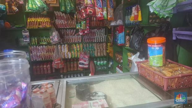 Pantauan harga sembako di Warung Madura di Petukangan Utara, Jaksel, Jumat (31/10/2025). (CNBC Indonesia/Chandra Dwi Pranata)