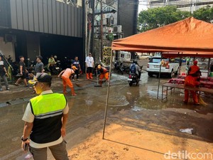 Pasukan Oranye Bereskan Sampah dan Lumpur Sisa Banjir di Kemang Jaksel