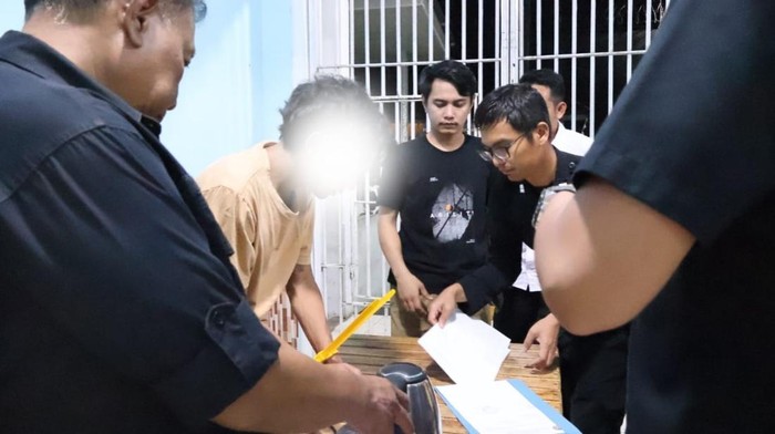 Pelaku saat diamankan petugas Lapas Kotabumi. Pelaku saat diamankan petugas Lapas Kotabumi.