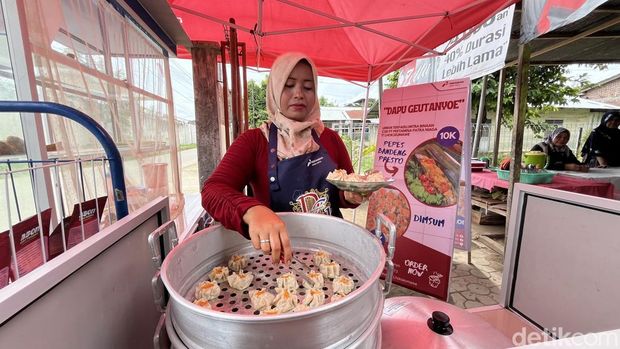 Pelaku UMKM Dapu Geuntanyoe saat memproduksi dimsum dari bahan baku udang vaname. (Kartik/detikcom) Pelaku UMKM Dapu Geuntanyoe saat memproduksi dimsum dari bahan baku udang vaname. (Kartik/detikcom)