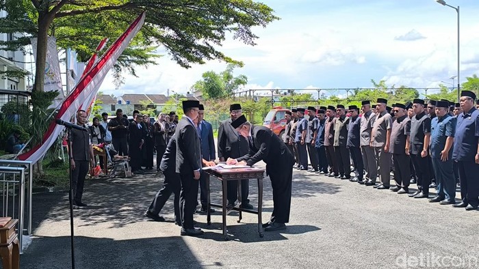 Pelantikan dan pengambilan sumpah jabatan 192 pegawai Pemkot Tasikmalaya. Pelantikan dan pengambilan sumpah jabatan 192 pegawai Pemkot Tasikmalaya.