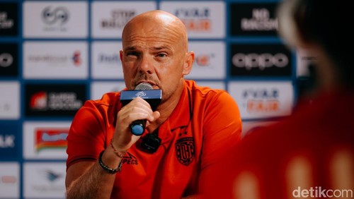 Pelatih Bali United, Johnny Jansen saat mengikuti konferensi pers di Bali United Training Center, Gianyar, Jumat (31/10/2025).