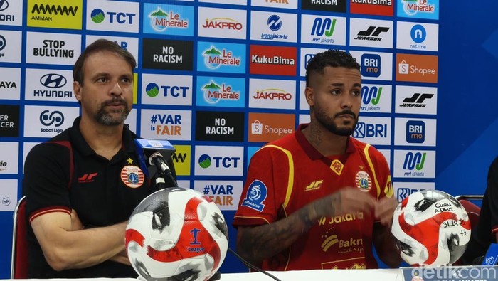 Pelatih Persija Jakarta Mauricio Souza, dan penyerang Persija, Maxwell, saat konfresi pers usai laga di Stadion Manahan Solo, Jumat (31/10/2025).