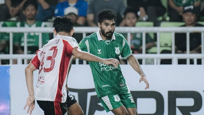 Pemain PSMS Medan sedang berduel dengan pemain Garudayaksa (Dok. Instagram PSMS Medan)