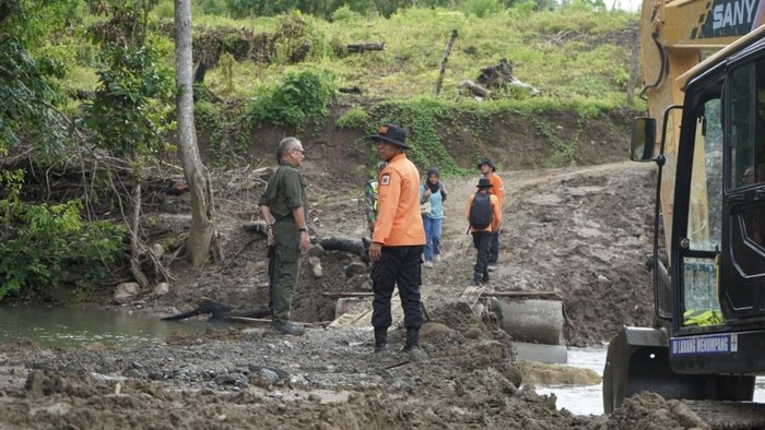 Pemkab Pinrang membangun jembatan darurat di Desa Rajang, Kecamatan Lembang. Pemkab Pinrang membangun jembatan darurat di Desa Rajang, Kecamatan Lembang.