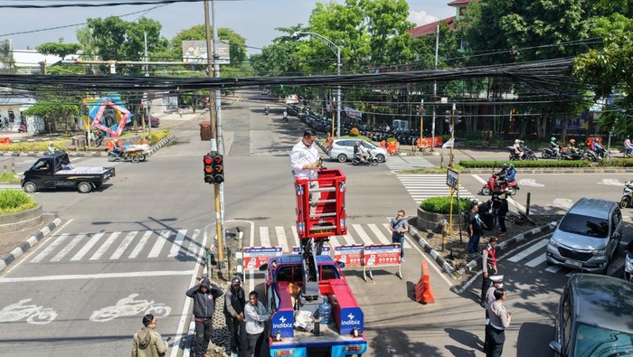 Pemotongan dan penurunan kabel udara di Kota Bandung. Pemotongan dan penurunan kabel udara di Kota Bandung.