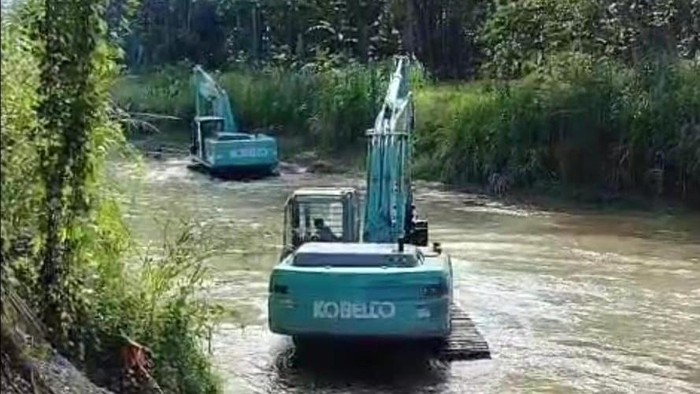 Pemprov Sulsel melakukan normalisasi Sungai Suli di Luwu demi cegah banjir. Pemprov Sulsel melakukan normalisasi Sungai Suli di Luwu demi cegah banjir.