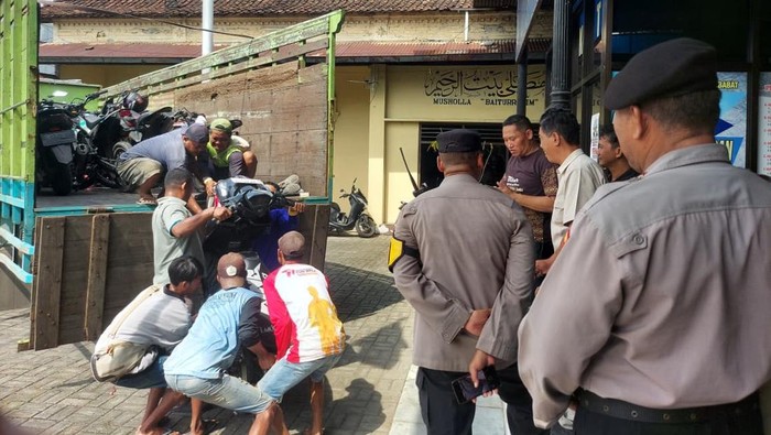 Pemuda yang konvoi di Lamongan diamankan polisi Pemuda yang konvoi di Lamongan diamankan polisi
