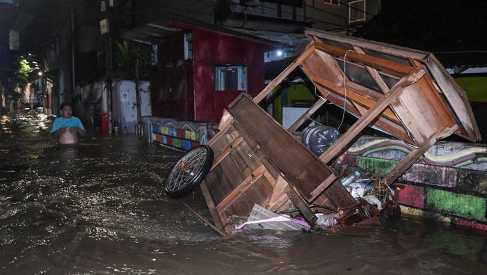 Warga menerobos banjir di kawasan Petogogan, Kebayoran Baru, Jakarta, Kamis (30/10/2025). BPBD DKI Jakarta mencatat hinga pukul 21.00 WIB sebanyak 54 RT di Jakarta Selatan dan Jakarta Timur terendam banjir akibat intensitas hujan tinggi dan luapan aliran kali. ANTARA FOTO/Sulthony Hasanuddin/YU