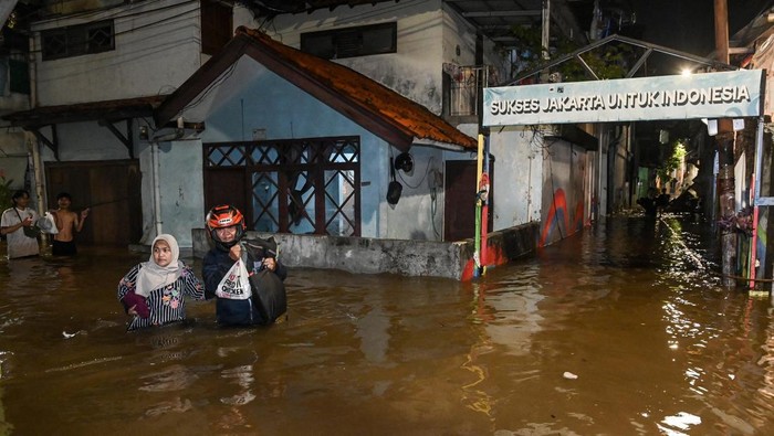 Warga menerobos banjir di kawasan Petogogan, Kebayoran Baru, Jakarta, Kamis (30/10/2025). BPBD DKI Jakarta mencatat hinga pukul 21.00 WIB sebanyak 54 RT di Jakarta Selatan dan Jakarta Timur terendam banjir akibat intensitas hujan tinggi dan luapan aliran kali. ANTARA FOTO/Sulthony Hasanuddin/YU