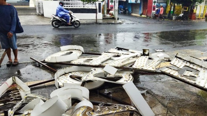 Penampakan papan nama yang roboh di Taman Siswa Mergangsan Kota Jogja, Jumat (31/10). Penampakan papan nama yang roboh di Taman Siswa Mergangsan Kota Jogja, Jumat (31/10).