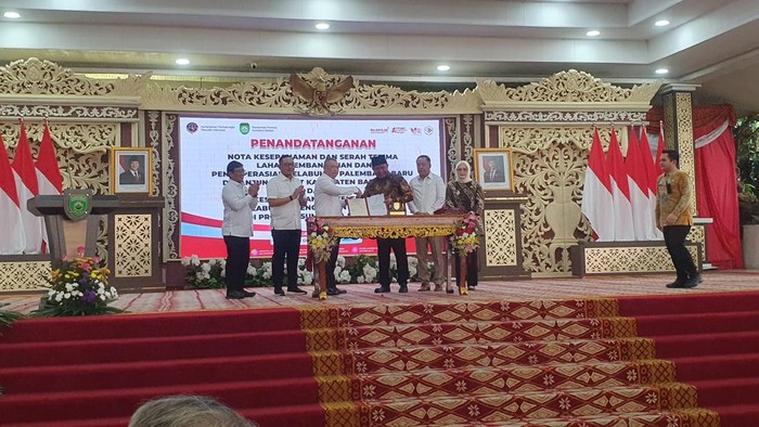 Penandatanganan nota kesepahamaman dilakukan Menhub dan Gubernur Sumsel untuk pembanguna Pelabuhan Tanjung Carat. Penandatanganan nota kesepahamaman dilakukan Menhub dan Gubernur Sumsel untuk pembanguna Pelabuhan Tanjung Carat.