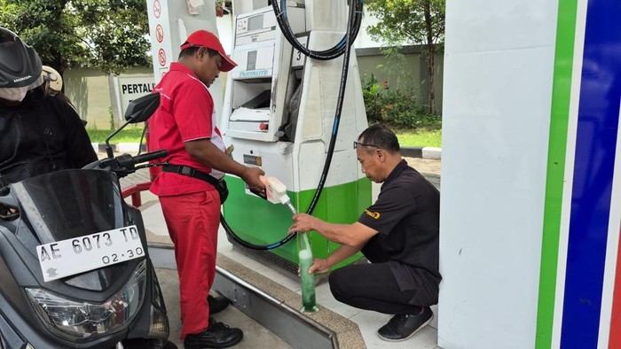 Pengecekan Pertalite di Ponorogo oleh polisi dan pemkab setempat.