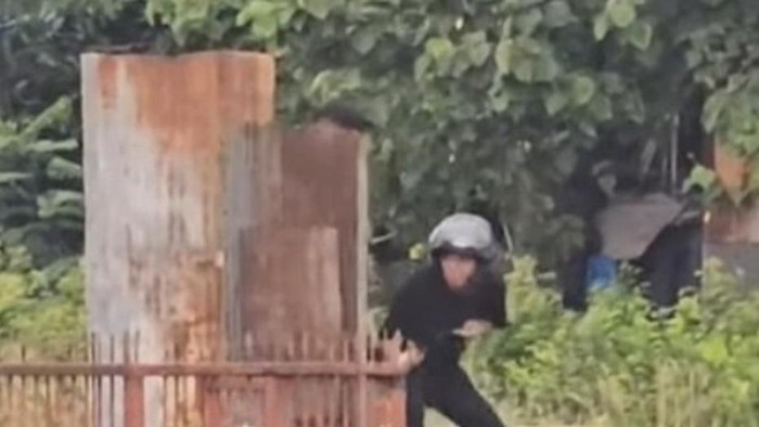 Perang antarwarga pecah di Pekuburan Baroangin, Makassar. Perang antarwarga pecah di Pekuburan Baroangin, Makassar.