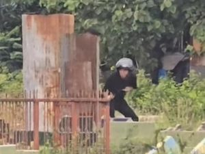 Bentrok Warga Pakai Parang-Busur Pecah di Pekuburan Beroanging Makassar