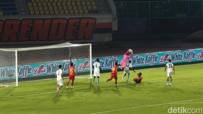 Laga Persija Jakarta melawan PSBS Biak pada ke-11 Indonesia Super League 2025/2026, di Stadion Manahan Solo, Jumat (31/10/2025).