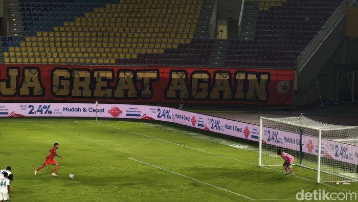 Laga Persija Jakarta melawan PSBS Biak pada ke-11 Indonesia Super League 2025/2026, di Stadion Manahan Solo, Jumat (31/10/2025).