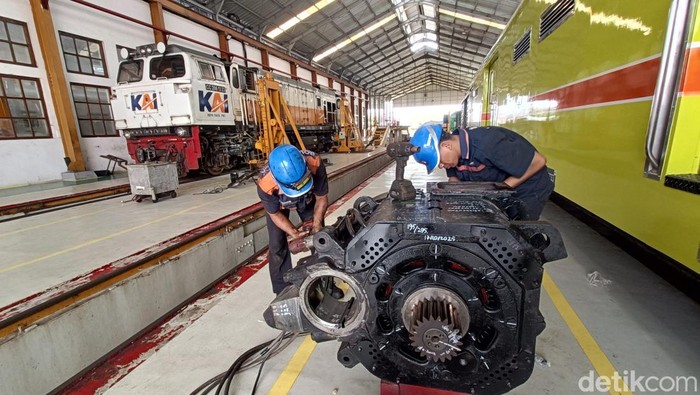 Petugas melakukan perawatan gerbong lokomotif dan penumpang dalam rangka persiapan angkutan Nataru di Depo Lokomotif Purwokerto, Jumat (31/10/2025). Petugas melakukan perawatan gerbong lokomotif dan penumpang dalam rangka persiapan angkutan Nataru di Depo Lokomotif Purwokerto, Jumat (31/10/2025).