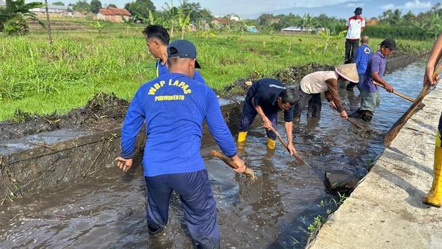 Petugas-Warga Binaan Lapas Purwokerto Kerja Bakti Petugas-Warga Binaan Lapas Purwokerto Kerja Bakti