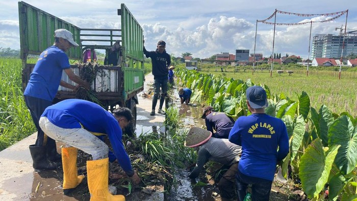 Petugas-Warga Binaan Lapas Purwokerto Kerja Bakti Petugas-Warga Binaan Lapas Purwokerto Kerja Bakti