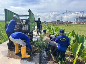 Petugas-Warga Binaan Lapas Purwokerto Kerja Bakti-Salurkan Bansos di Pamijen
