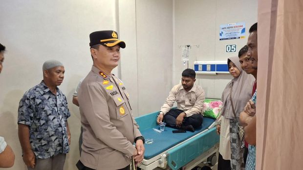 Pidie Jaya Kapolres Pidie Jaya AKBP Ahmad Faisal Pasaribu saat mengunjungi Kepala SPPG Muhammad Reza usai dipukul Wabup Pidie Jaya Hasan Basri, Kamis (30/10).