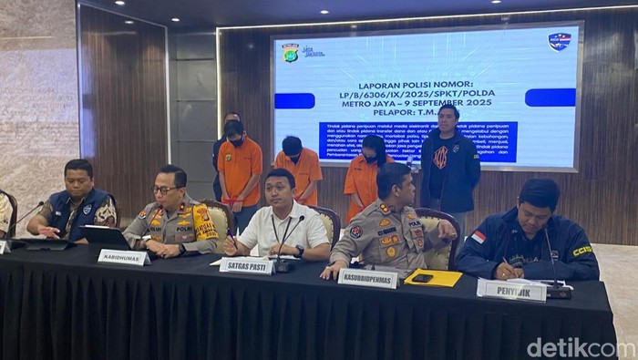 Polda Metro Jaya membongkar penipuan trading kripto. Polda Metro Jaya membongkar penipuan trading kripto.