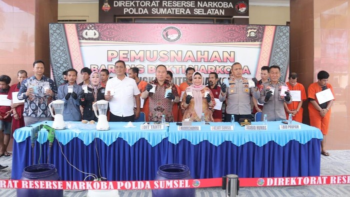 Polda Sumsel musnahkan 1,7 Kilogram Sabu dan 6.404 ekstasi hasil ungkap kasus bulan Oktober 2025