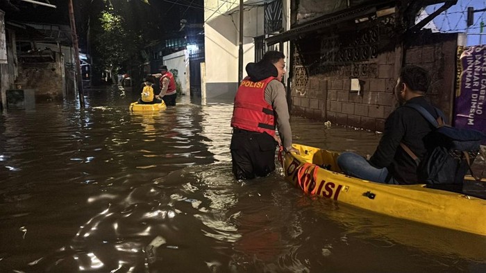 Polisi Antar Warga saat Banjir di Mampang, Jaksel Polisi Antar Warga saat Banjir di Mampang, Jaksel