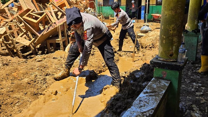 Polisi bantu bersihkan material sisa bencana di Sukabumi Polisi bantu bersihkan material sisa bencana di Sukabumi