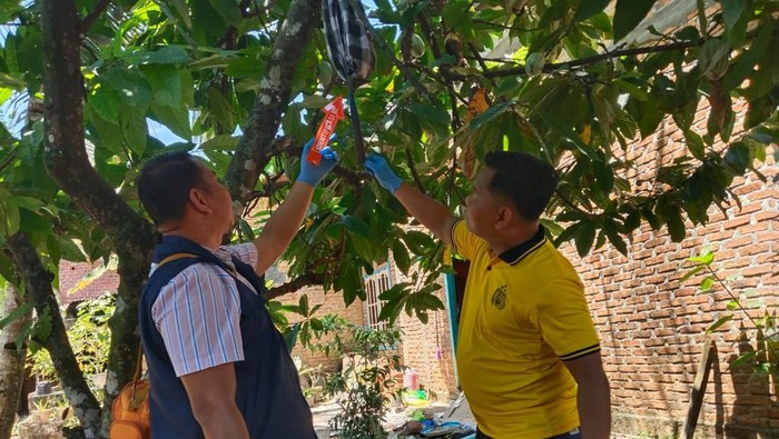 Polisi olah TKP lokasi bunuh diri yang dilakukan pria di Lubuklinggau. Polisi olah TKP lokasi bunuh diri yang dilakukan pria di Lubuklinggau.