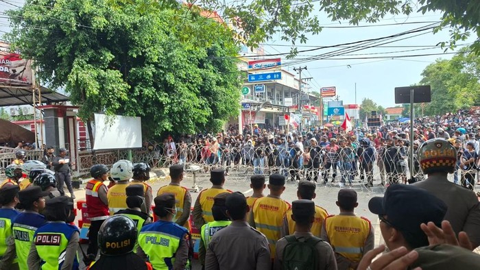 Polisi saat melakukan pengamanan demo pemakzulan Bupati Pati Polisi saat melakukan pengamanan demo pemakzulan Bupati Pati Sudewo, Jumat (31/10/2025).