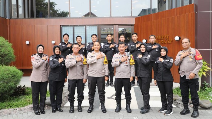 Polres Kediri Kapolres AKBP Bramastyo Priaji bersama tim humas Polres Kediri