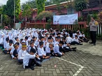 Polisi Sosialisasi Anti-bullying ke Siswa SD Pasuruan