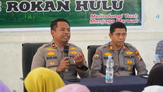 Polres Rohul turun menyapa warga dan memberikan bansos lewat 'Jumat Curhat'. Polres Rohul turun menyapa warga dan memberikan bansos lewat 'Jumat Curhat', Jumat (31/10/2025).