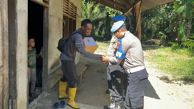 Polres Rohul turun menyapa warga dan memberikan bansos lewat 'Jumat Curhat'. Polres Rohul turun menyapa warga dan memberikan bansos lewat 'Jumat Curhat', Jumat (31/10/2025).
