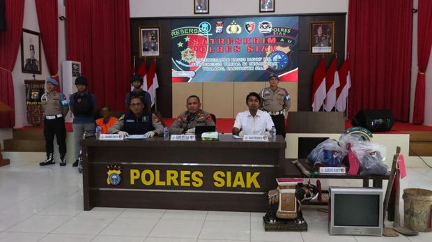 Polres Siak mengungkap pembunuhan pria yang dikubur dan terbungkus terpal. Polres Siak mengungkap pembunuhan pria yang dikubur dan terbungkus terpal, Jumat (31/10/2025).