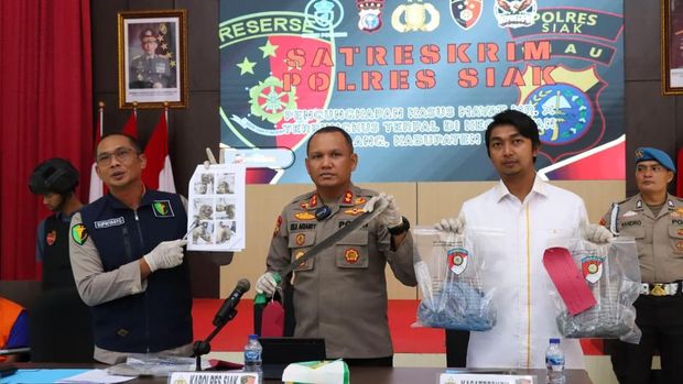 Polres Siak mengungkap pembunuhan pria yang dikubur dan terbungkus terpal. Polres Siak mengungkap pembunuhan pria yang dikubur dan terbungkus terpal, Jumat (31/10/2025).