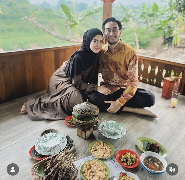 Potret Syahnaz Sadiqah Doyan Makan Sate Maranggi hingga Batagor